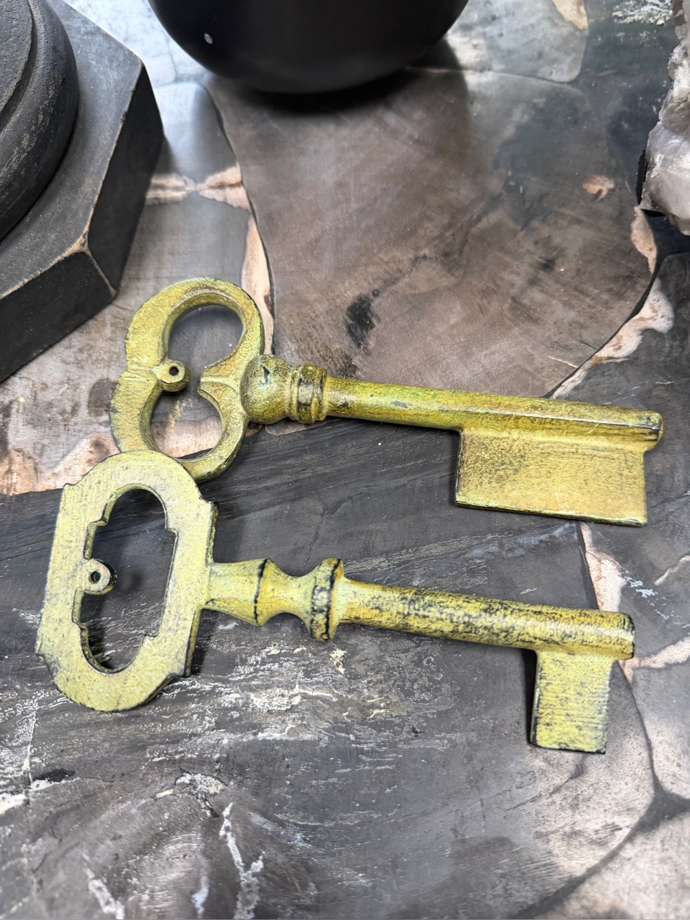 Anthrpologie Vintage-Style Decorative metal 2 Wall Keys in Distressed sage green